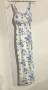 vestido blanco y azul